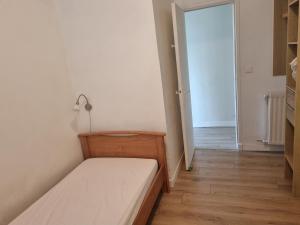 Posteľ alebo postele v izbe v ubytovaní Cannes Mimosas Apartment