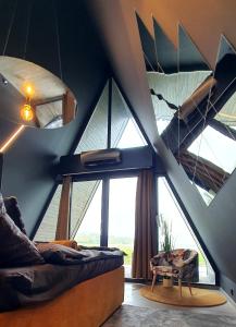 Una habitación con una cama y unas ventanas grandes. en Héthatár Wellness Vendégház - Gerle, en Pusztavacs