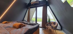 Un dormitorio con una cama y una ventana grande. en Héthatár Wellness Vendégház - Gerle, en Pusztavacs