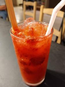 a drink sitting on top of a table at Harry World Parque Hotel in Curitibanos