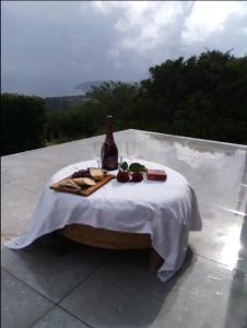 - une table avec une bouteille de vin et de la nourriture dans l'établissement WILDERNESS SEASIDE ESCAPE, à Wilderness