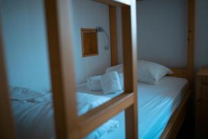 Wax Hostel客房内的一张或多张床位