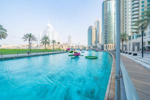 Fotografie z fotogalerie ubytování Bright & Shine rose 1BDR fountain view v Dubaji