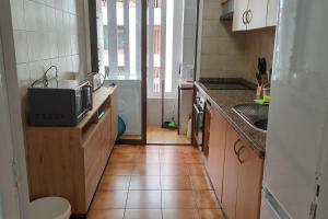 una piccola cucina con lavello e microonde di Altemar in las Américas ad Arona