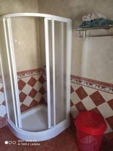 baño con ducha y cubo de basura rojo en Casa Rosas, en Vélez-Málaga