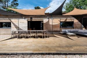 eine Terrasse mit einem Tisch, Stühlen und einem Sofa in der Unterkunft Un loft à la campagne Luberon in Puget
