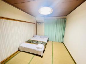 Postel nebo postele na pokoji v ubytování Shiga Biwa Lake Shanshui House