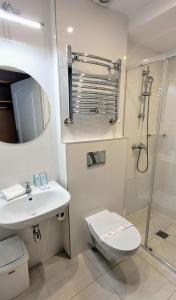 Hotel Orle في غدانسك: حمام مع مرحاض ومغسلة ودش