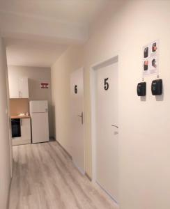 um quarto vazio com uma cozinha e um frigorífico em Rynek 9 em Poznań
