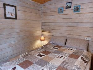 1 dormitorio con 1 cama en una cabaña de madera en Bakkakot 1 - Cozy Cabins in the Woods, en Akureyri