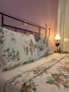 アテネにあるThe Traditionalのベッド1台(枕2つ、花のベッドカバー付)