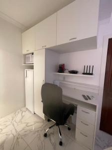 escritorio con silla negra en una habitación en Suite privada, en Salvador