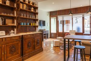 a kitchen with wooden cabinets and a table with chairs at Apartamento turístico 'Botica Moro' in Boñar