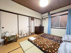 - une chambre avec un lit et une grande fenêtre dans l'établissement Shiga Biwa Lake Shanshui House, à Takashima