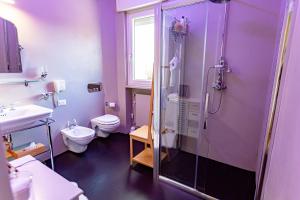een paarse badkamer met een douche en een toilet bij Casa Morgana in Giovinazzo