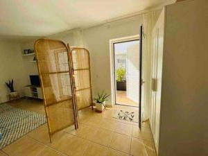 - un salon avec un miroir et une porte dans l'établissement Casa da Boa Gente, à Cabanas de Tavira