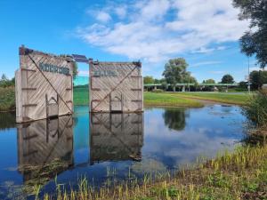 twee grote deuren in een waterlichaam bij Noordersluis Studio's in Lelystad