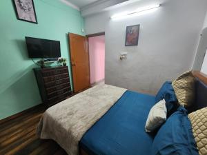 Postel nebo postele na pokoji v ubytování Homlee-Best Value-1BHK-Dilshad Metro-Kitchen