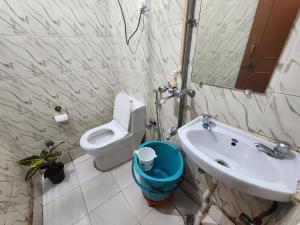 Koupelna v ubytování Homlee-Best Value-1BHK-Dilshad Metro-Kitchen + 11 fotografií