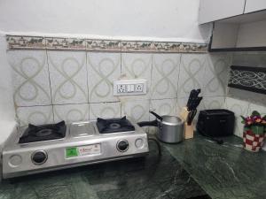 Kuchyň nebo kuchyňský kout v ubytování Homlee-Best Value-1BHK-Dilshad Metro-Kitchen