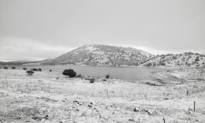una foto en blanco y negro de una montaña con un lago en Luxury family caravan truck in the Golan Heights, en Bruchim Qela' Alon