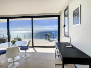 een woonkamer met uitzicht op de oceaan bij Francelho 2 Aparment by MHM in Ribeira Brava