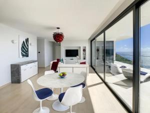 een keuken en een woonkamer met een tafel en stoelen bij Francelho 2 Aparment by MHM in Ribeira Brava