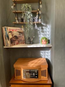 una radio in legno seduta sopra un tavolo di Room in family home near Penny Lane Liverpool a Liverpool