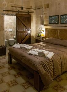 1 dormitorio con 1 cama con toallas en Oria Lofts en Oria
