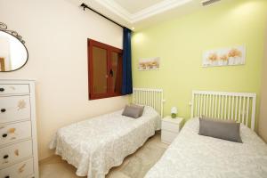 Posteľ alebo postele v izbe v ubytovaní Two-room apartment in Elviria NEAR THE BEACH with parking