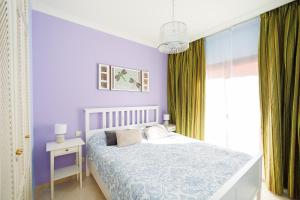 Postel nebo postele na pokoji v ubytování Two-room apartment in Elviria NEAR THE BEACH with parking + 37 fotografií
