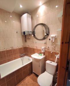 een badkamer met een toilet, een bad en een wastafel bij Rynek 11 in Poznań