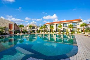 达特恰Palaia Hotel Datça的别墅前的游泳池