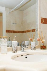 W łazience znajduje się umywalka i lustro. w obiekcie Two-room apartment in Elviria NEAR THE BEACH with parking w Marbelli