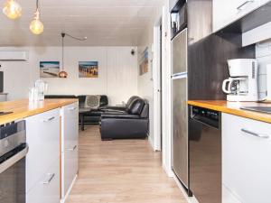 Transにある6 person holiday home in Lemvigの白いキャビネット付きのキッチン、リビングルーム
