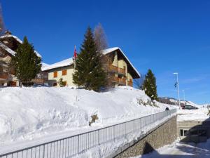 Apartment Chesa Bursella 21 by Interhome v zimě
