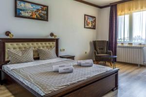 A bed or beds in a room at Sunny Paradise ll