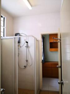 een badkamer met een douche, een wastafel en een douche bij Chris Cozyplace in Bayan Lepas