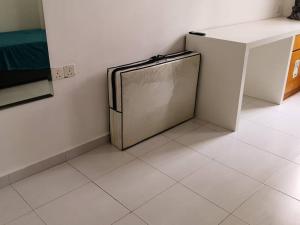 een kleine koelkast in een kamer met een aanrecht bij Chris Cozyplace in Bayan Lepas