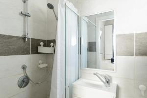 een badkamer met een douche, een toilet en een wastafel bij Studio near the Carmel Market & 1min to the beach in Tel Aviv