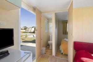 Habitación con baño con aseo y dormitorio. en Mobile Home 1 - Olhão, en Quelfes