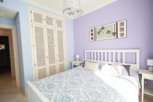 Posteľ alebo postele v izbe v ubytovaní Two-room apartment in Elviria NEAR THE BEACH with parking