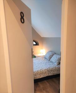 Un dormitorio con una cama con un número ocho. en Rynek 10 en Poznan