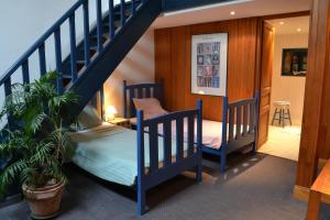 - une chambre avec 2 lits superposés et un escalier dans l'établissement La Goëlette, à Saint-Suliac