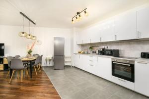 Kuchyňa alebo kuchynka v ubytovaní Erkel Luxury Home