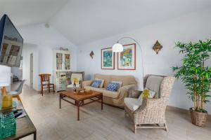 ein Wohnzimmer mit einem Sofa und einem Tisch in der Unterkunft Casa La Malondra in Puerto del Carmen