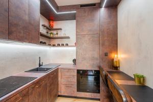 eine Küche mit Holzschränken, Spüle und Herd in der Unterkunft Jacuzzi - Love - BDSM - Extra Luxury - EV chargger - Valentine's Day - Red Room - Flexible SelfCheckIns 28 in Zagreb + 49 Fotos