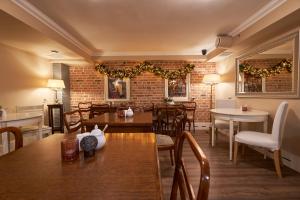 um restaurante com mesas e cadeiras e uma parede de tijolos em American House Hennela em Varósvia