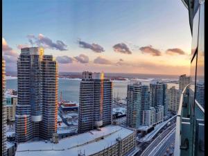 vistas a una ciudad con edificios altos en Luxury Condo in the Heart of Toronto - Next to Scotiabank Arena en Toronto