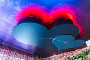 zwei auf die Wand gemalte Herzen in der Unterkunft Jacuzzi - Love - BDSM - Extra Luxury - EV chargger - Valentine's Day - Red Room - Flexible SelfCheckIns 28 in Zagreb